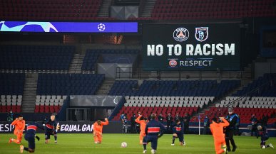 Psg-Basaksehir è ripresa: prima giocatori e arbitro inginocchiati a metà campo