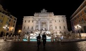 Controlli sullo shopping a Roma, isolata la Fontana di Trevi per un assembramento