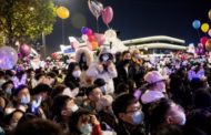 Wuhan, migliaia in piazza nel primo epicentro della pandemia