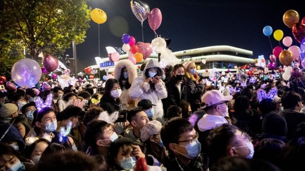 Wuhan, migliaia in piazza nel primo epicentro della pandemia