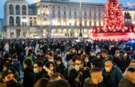 Shopping prima delle chiusure: folla in piazza Duomo