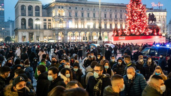 Shopping prima delle chiusure: folla in piazza Duomo  di E. Bianchi e D. Alberti