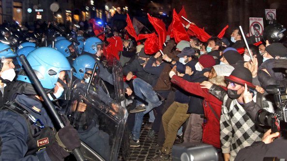 Roma, studenti in corteo: scontri con la polizia al Pantheon. 