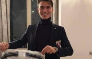 Bufera social sul giocatore granata Segre per una foto con la maglia di Dybala