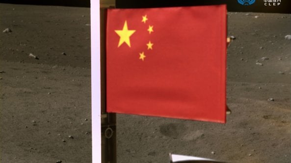 I cinesi sulla Luna, piantata una bandiera super-tecnologica