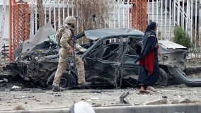 Afghanistan, nove morti in un attacco a Kabul. Così la strategia delle autobomba punta a far deragliare il processo di pace