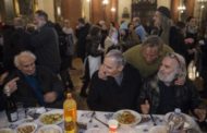 Pranzi, regali, mascherine: è il Natale sospeso