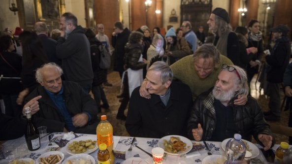 Pranzi, regali, mascherine: è il Natale sospeso