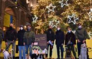 Buon natale a-mici cani: l'albero in piazza diventa un set
