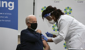 Joe Biden si vaccina in diretta tv: 