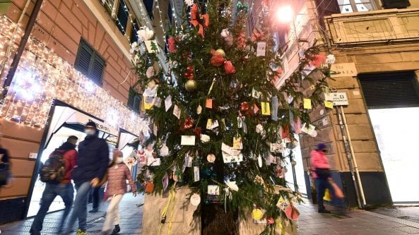 Genova diventa pedonale: via Venti Settembre off limits (per metà) a bus e auto, per fare passeggiare distanziate le persone