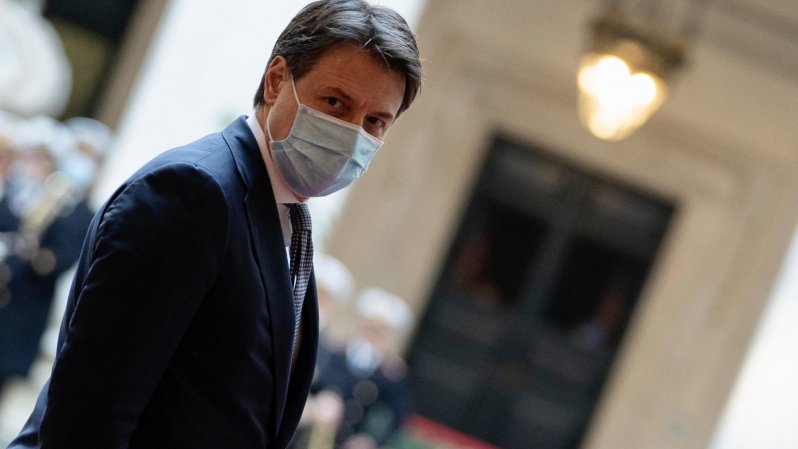 Crisi di governo, Conte mette le dimissioni sul tavolo. E tratta con i centristi per puntare al reincarico