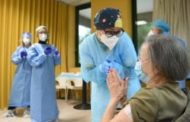Corsa per vaccinare gli anziani. 