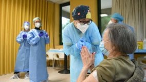 Corsa per vaccinare gli anziani. 
