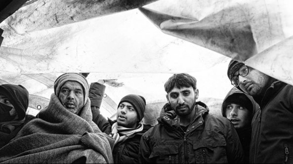 I ragazzi nel gelo di Lipa dopo i respingimenti: “L’Italia ci apra i confini”