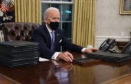 Biden subito al lavoro: firmati 17 provvedimenti. Il primo introduce l'obbligo di portare la mascherina