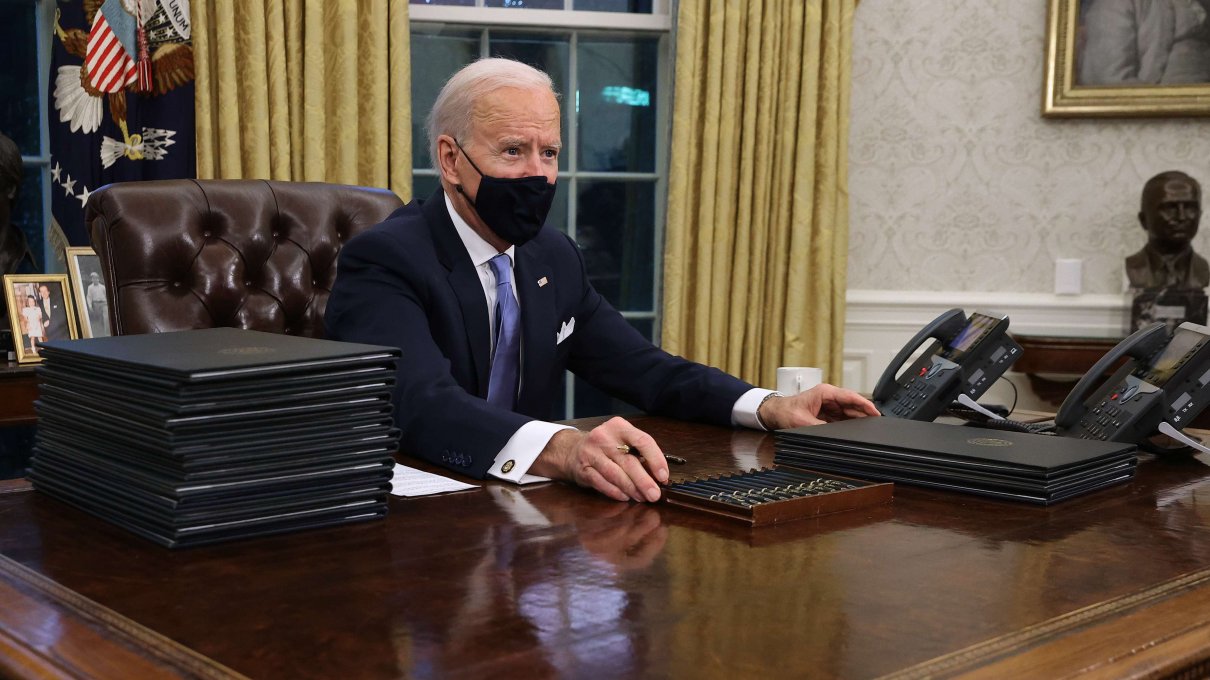 Biden subito al lavoro: firmati 17 provvedimenti. Il primo introduce l'obbligo di portare la mascherina