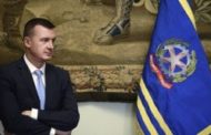 Tutti i nemici di Casalino, il portavoce sotto attacco nel reality della politica