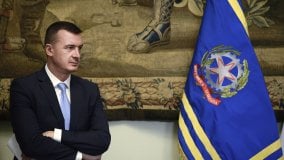 Tutti i nemici di Casalino, il portavoce sotto attacco nel reality della politica