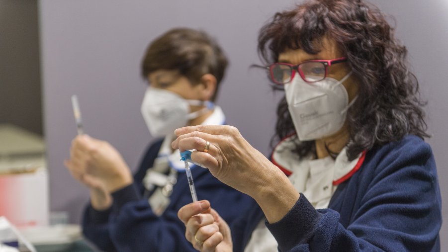 Vaccino, l’Italia va avanti piano. Su cento dosi pronte, solo sette già iniettate