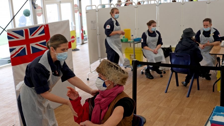 Vaccini, la sfida dell’Ue “AstraZeneca mente via i segreti dal contratto”