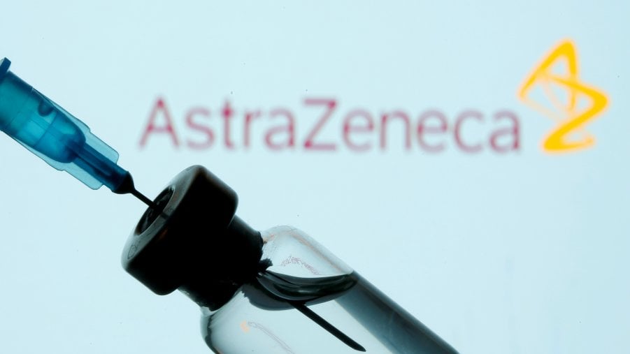 Vaccini, tagli anche da AstraZeneca: “In tre mesi il 60% di dosi in meno”