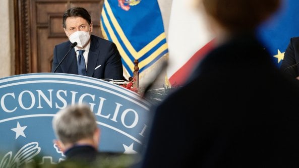 Conte vuole subito un sì sui fondi Ue. Renzi: così è finita