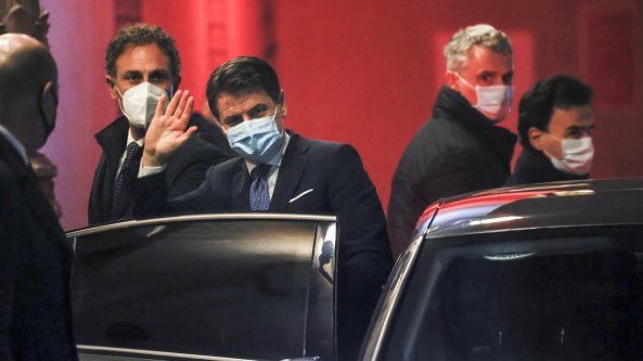 Le mosse del premier: nuovo gruppo e un piano di riforme. Oggi sale al Colle