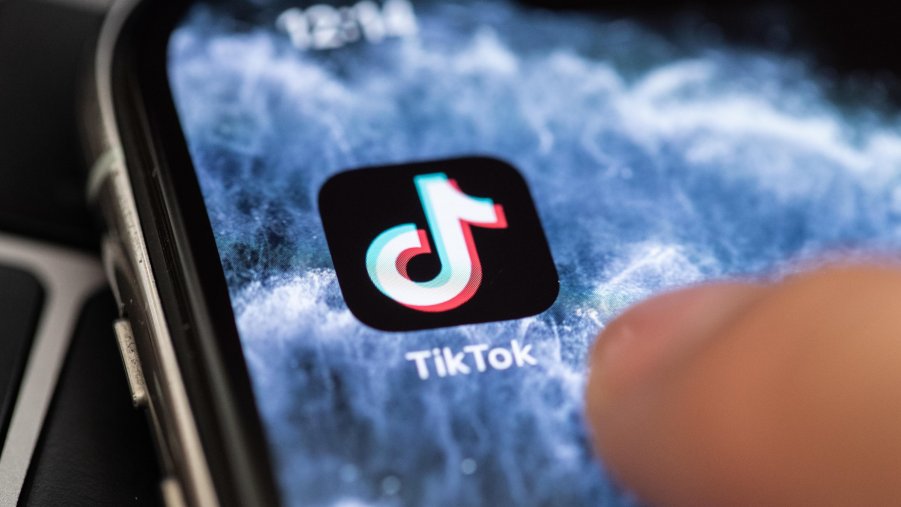 La sfida mortale su Tik Tok: “È facile finire coinvolti nelle gare, i genitori controllino i bimbi sui social”