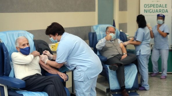 Vaccino: medici in ferie e siringhe mancanti, la Lombardia al palo