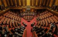 Crisi di governo, capannelli e offerte. Il Parlamento si rianima: “L‘ora dei professionisti”