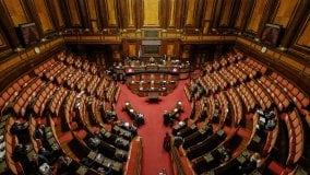 Crisi di governo, capannelli e offerte. Il Parlamento si rianima: “L‘ora dei professionisti”