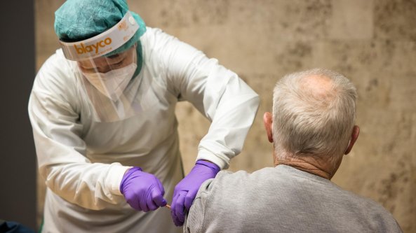 Le incognite della fase 2, ma Arcuri accelera sui vaccini agli over 80