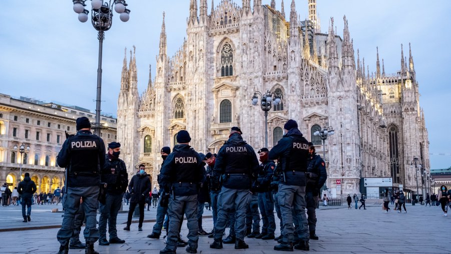 Coronavirus, nuove regole sui colori. Da venerdì prossimo tre Regioni a rischio rosso. L’ira dei governatori