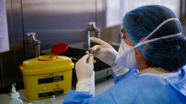 Il doppio gioco di Pfizer per moltiplicare le fiale: “A febbraio avrete tutto”