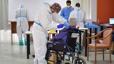 Le Rsa vanno a rilento. Immunizzato uno su dieci e le famiglie protestano