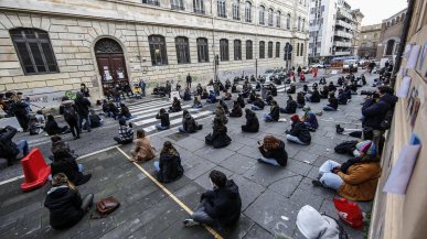 I bus, i banchi, i tamponi. La scuola condannata da otto mesi di errori