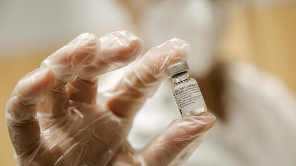 La beffa del vaccino Pfizer. Arriva il taglio alle forniture: “La sesta dose non è in più”