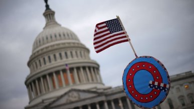 Stati Uniti, da Twitter e Facebook altro colpo ai sostenitori di Trump: bloccati migliaia di utenti