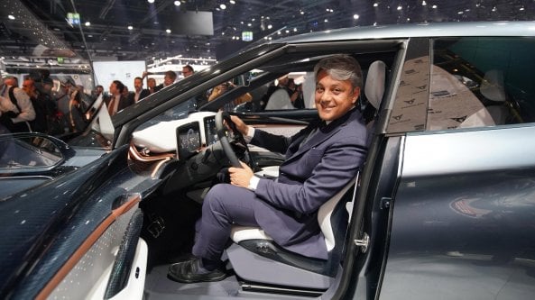 Renault, la sfida verde di de Meo. Auto elettriche e taglio ai costi