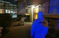 Uccide la moglie e il figlioletto, poi tenta il suicidio lanciandosi dal balcone