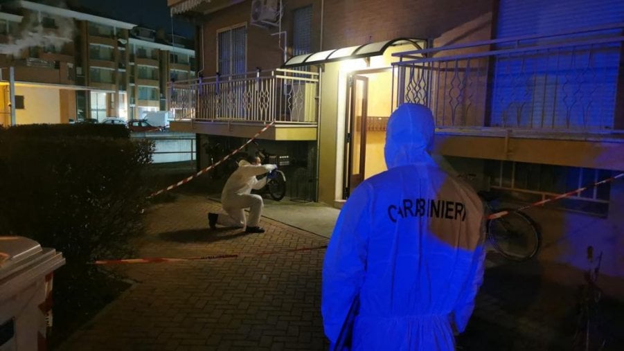 Uccide la moglie e il figlioletto, poi tenta il suicidio lanciandosi dal balcone