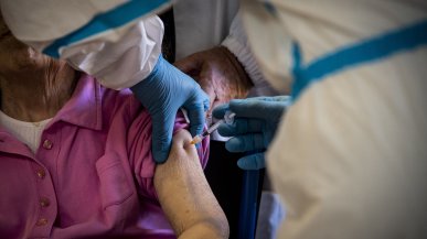 Bologna, in una casa di riposo 30 contagi fra gli anziani vaccinati