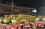 Corea del Nord, alla parata militare spunta un missile balistico