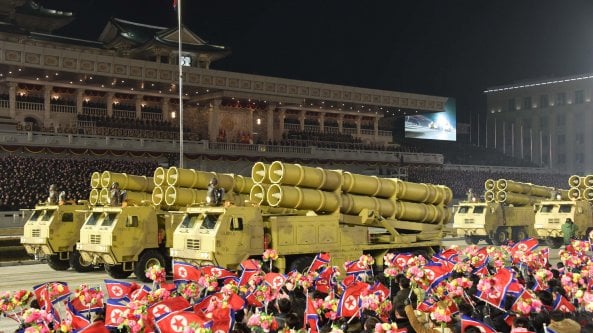 Corea del Nord, alla parata militare spunta un missile balistico