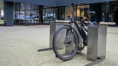 Ecco la rastrelliera che ricarica l'e-bike