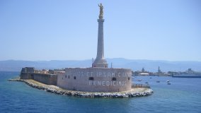 Un mare di spazzatura sul fondo: lo Stretto di Messina ha la più grande densità di rifiuti al mondo