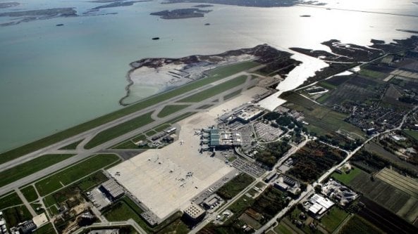 Ecco gli aeroporti che verranno sommersi entro il 2100: addio a Venezia e Pisa