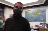 Nell'agenzia viaggi deserta: 