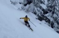 Sciatore perde gli sci durante un'acrobazia: per fortuna c'è la neve fresca